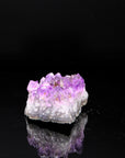 Violetter Amethyst Kristall, Heilstein für klare Energie, violette glänzende Oberfläche.