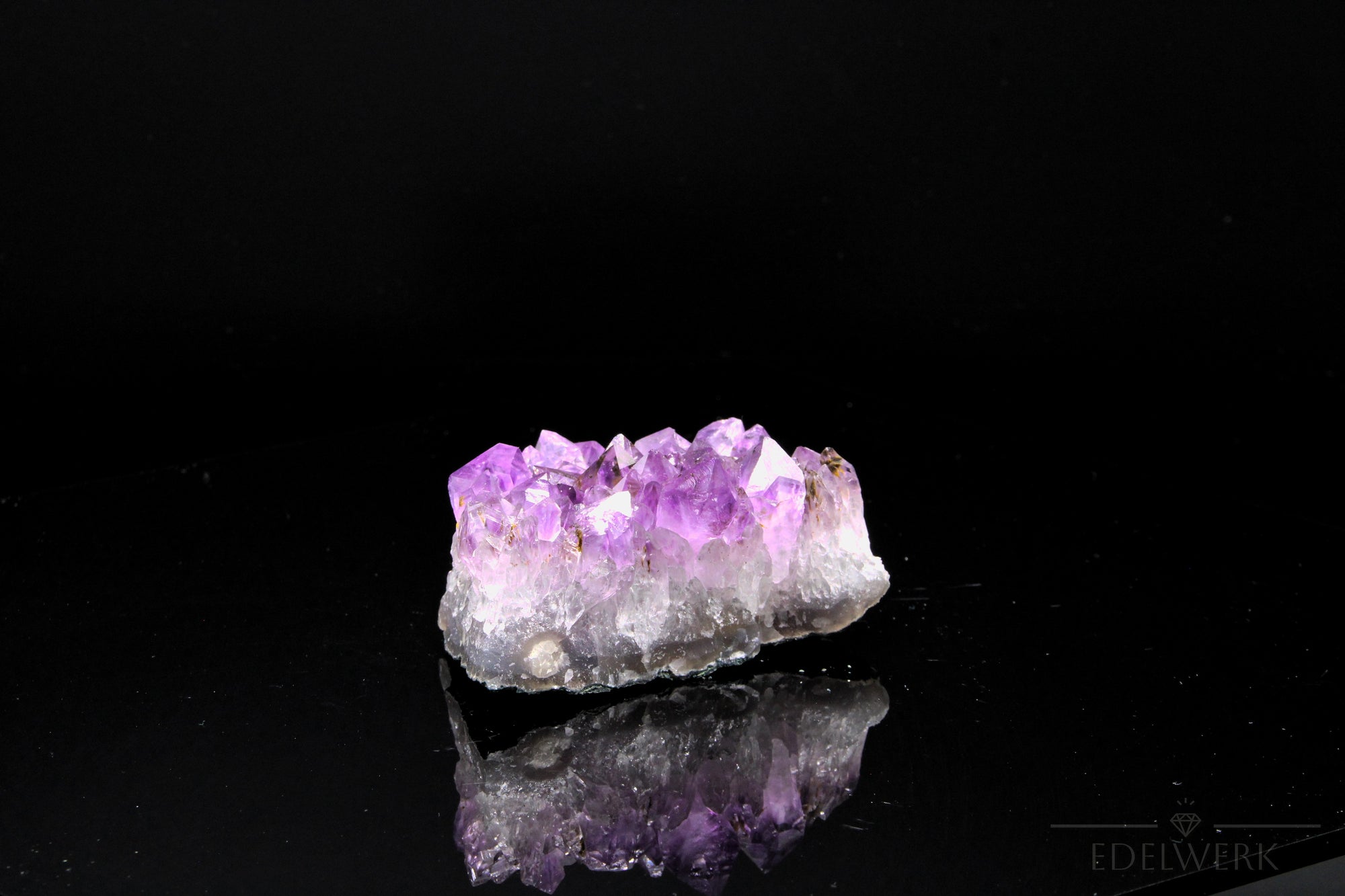 Violetter Amethyst Kristall, fördert intuitive Balance, violette Kristallform.