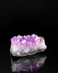 Violetter Amethyst Kristall, fördert intuitive Balance, violette Kristallform.