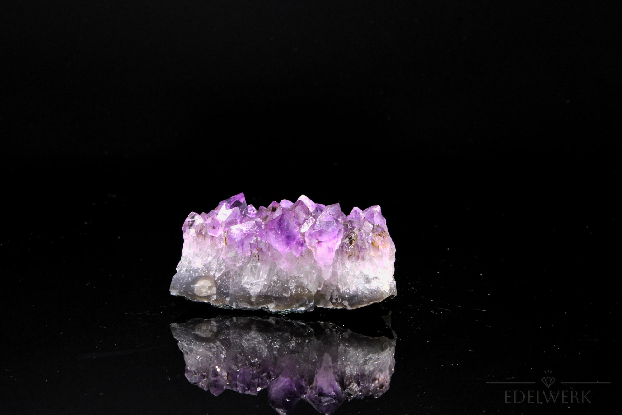 Violetter Amethyst Kristall, Heilstein für spirituelle Ruhe, violette Struktur.