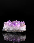 Violetter Amethyst Kristall, Heilstein für spirituelle Ruhe, violette Struktur.
