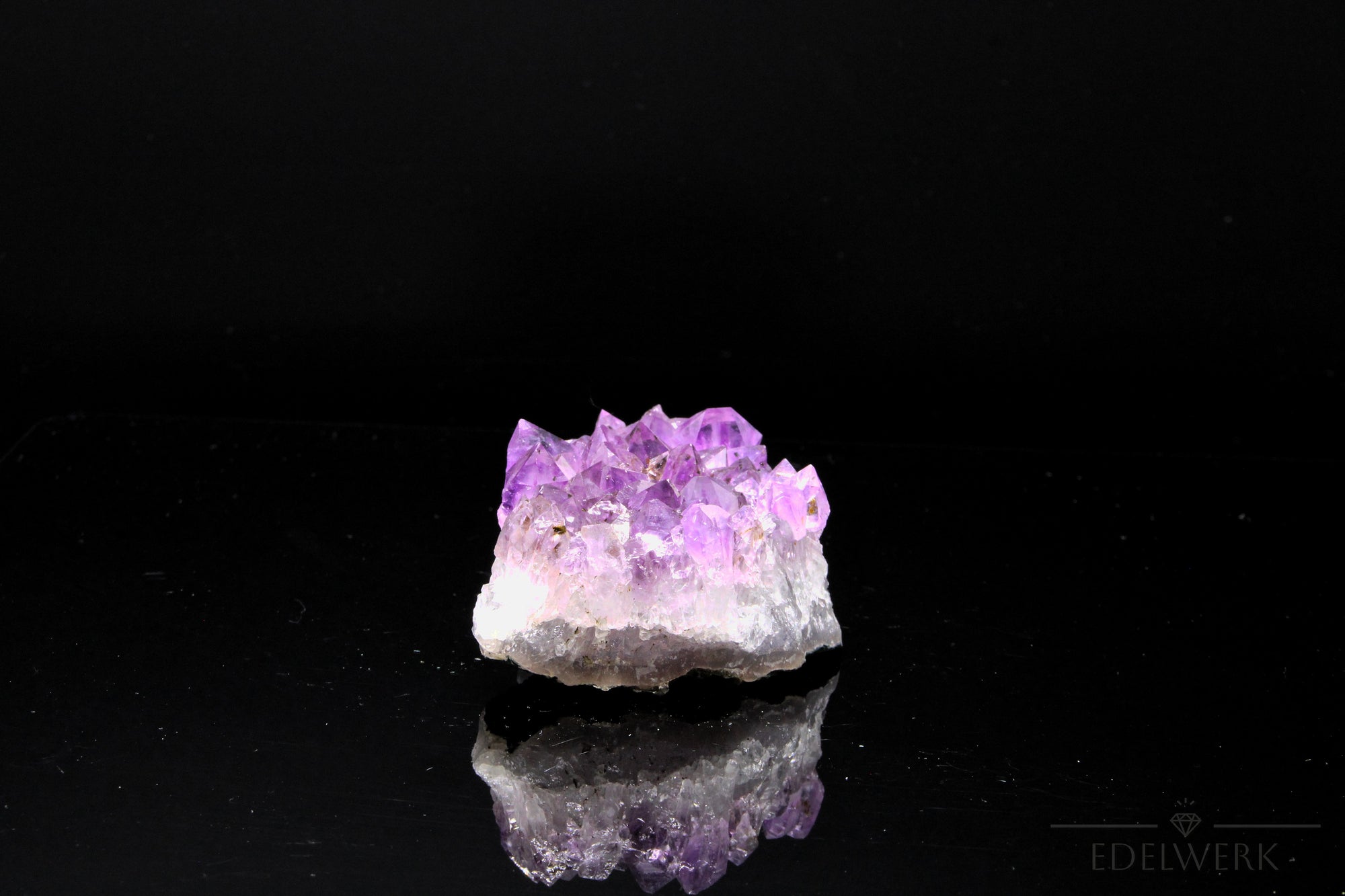 Amethyst Kristall für Ruhe, fördert meditative Entspannung, violette Kristallstruktur.