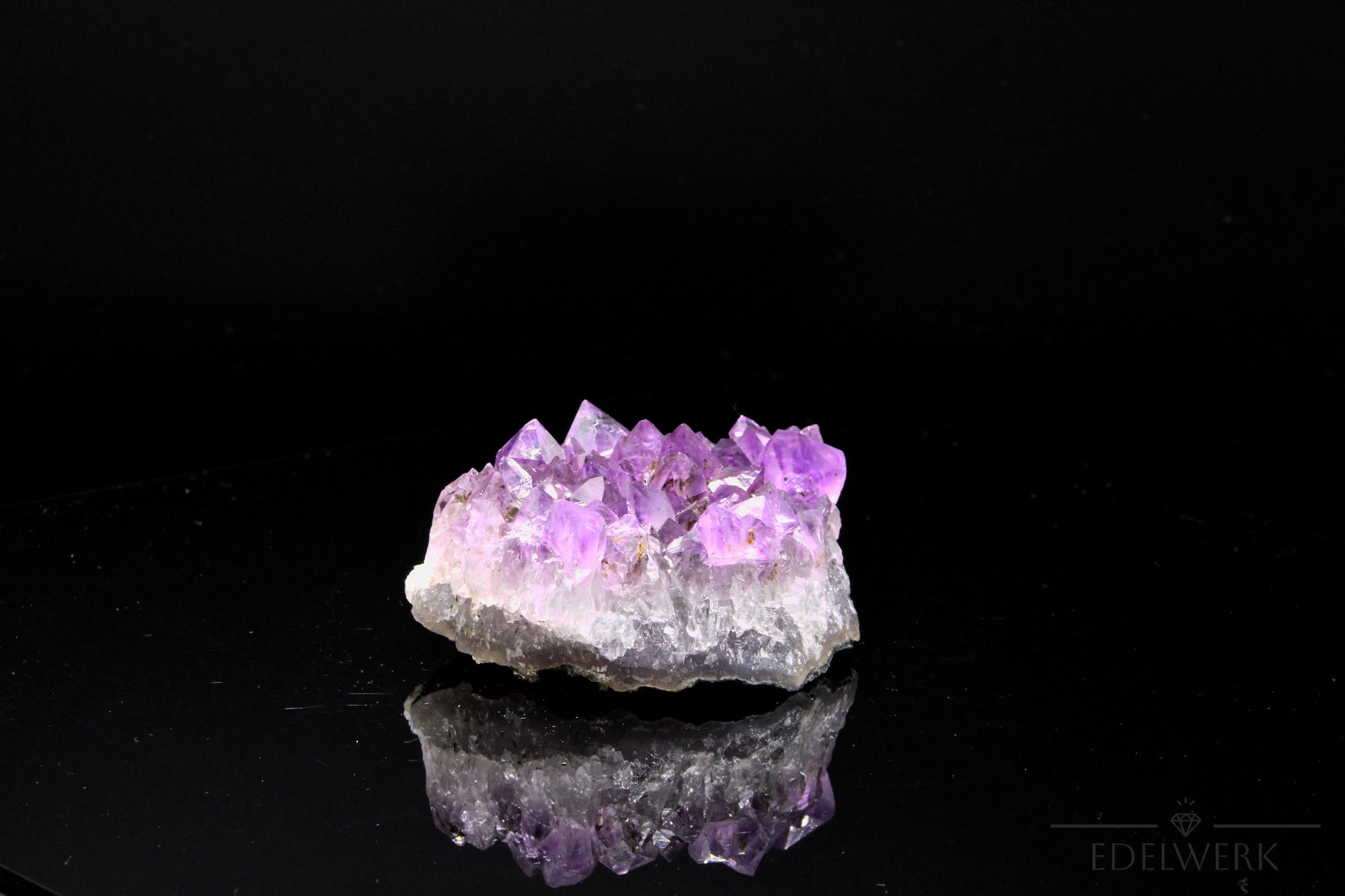 Amethyst Kristall für Ruhe, Heilstein für spirituelle Harmonie, violette Oberfläche.