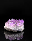 Amethyst Kristall für Ruhe, Heilstein für spirituelle Harmonie, violette Oberfläche.