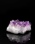 Natürlicher Amethyst Kristall, fördert energetische Ruhe, violette Oberfläche.