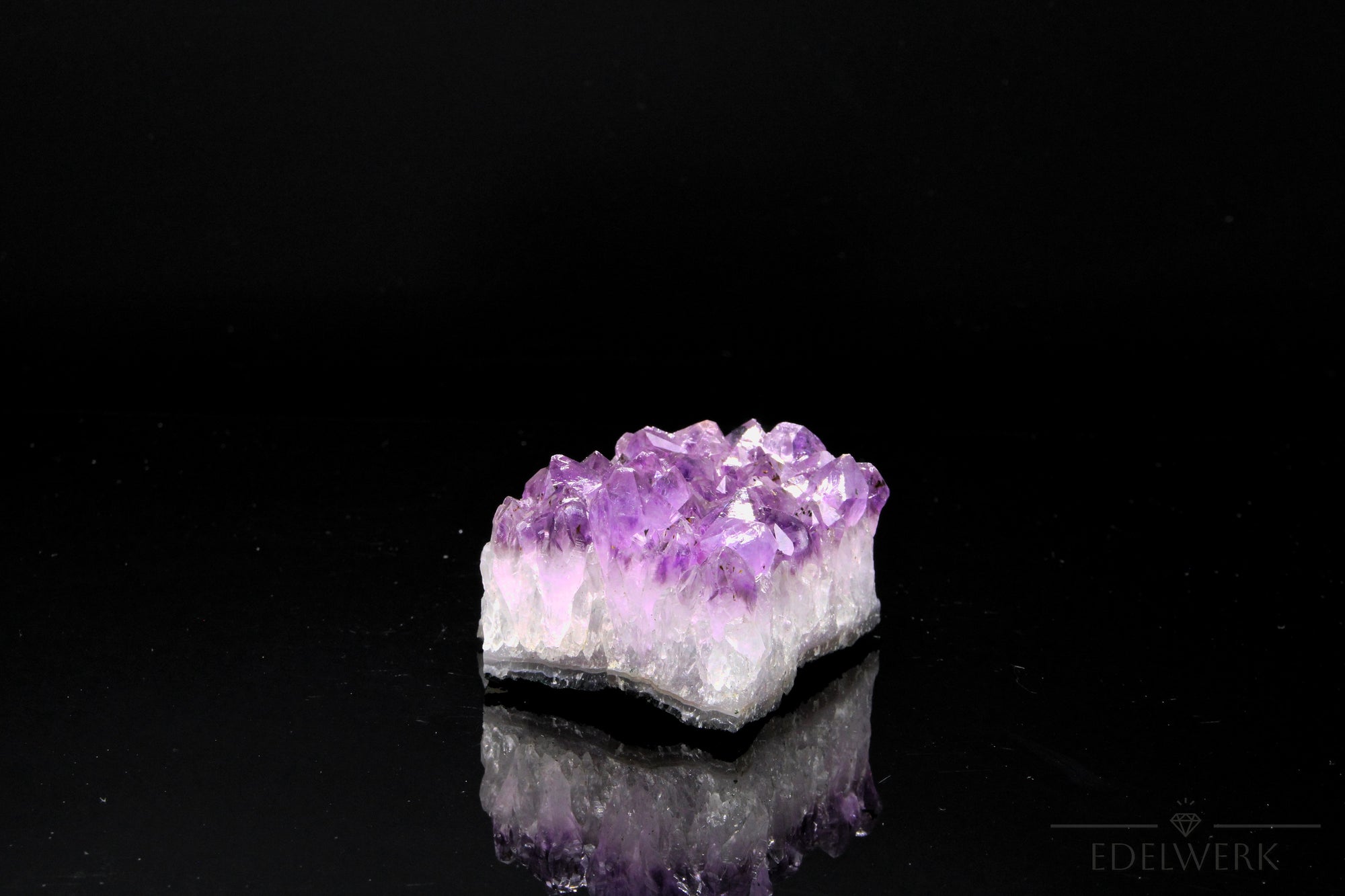 Natürlicher Amethyst Kristall, fördert intuitive Energie, violette glänzende Struktur.