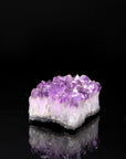 Natürlicher Amethyst Kristall, fördert intuitive Energie, violette glänzende Struktur.