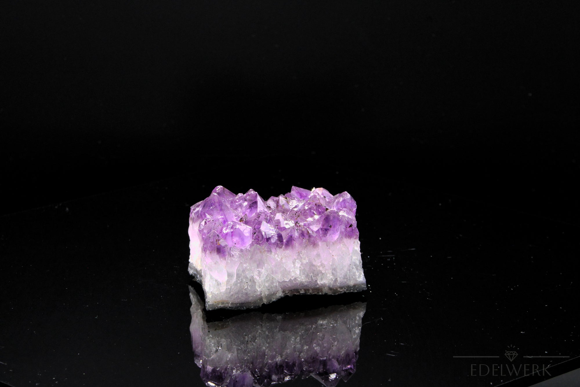 Natürlicher Amethyst Kristall, Heilstein für spirituelle Harmonie, violette Kristallform.