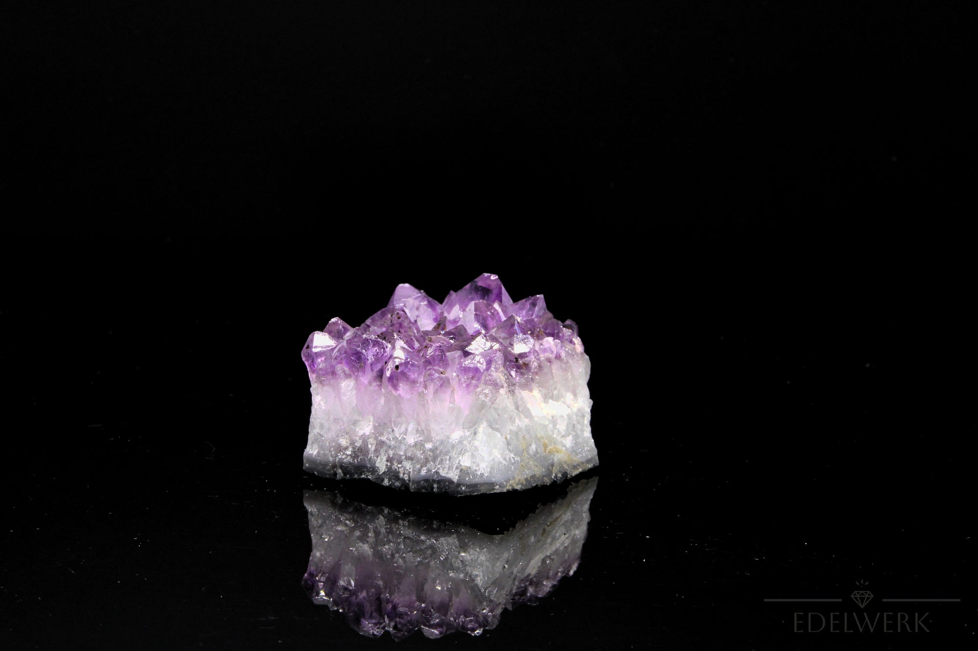 Violetter Amethyst Kristall, Heilstein für spirituelle Ausgeglichenheit, violette glänzende Struktur.