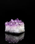Violetter Amethyst Kristall, Heilstein für spirituelle Ausgeglichenheit, violette glänzende Struktur.