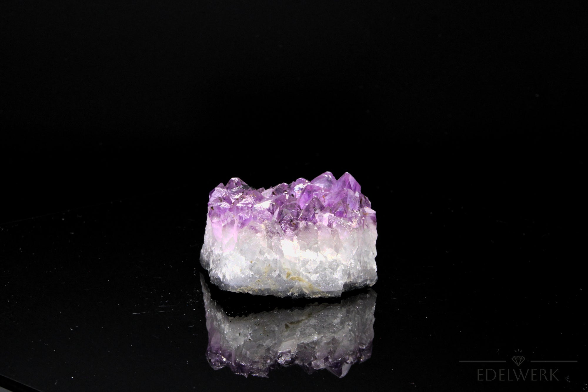 Violetter Amethyst Kristall, fördert energetische Harmonie, violette Kristalloberfläche.