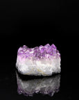 Violetter Amethyst Kristall, fördert energetische Harmonie, violette Kristalloberfläche.