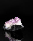 Strahlender Amethyst Kristall, fördert energetische Harmonie, violette glänzende Kristalle.