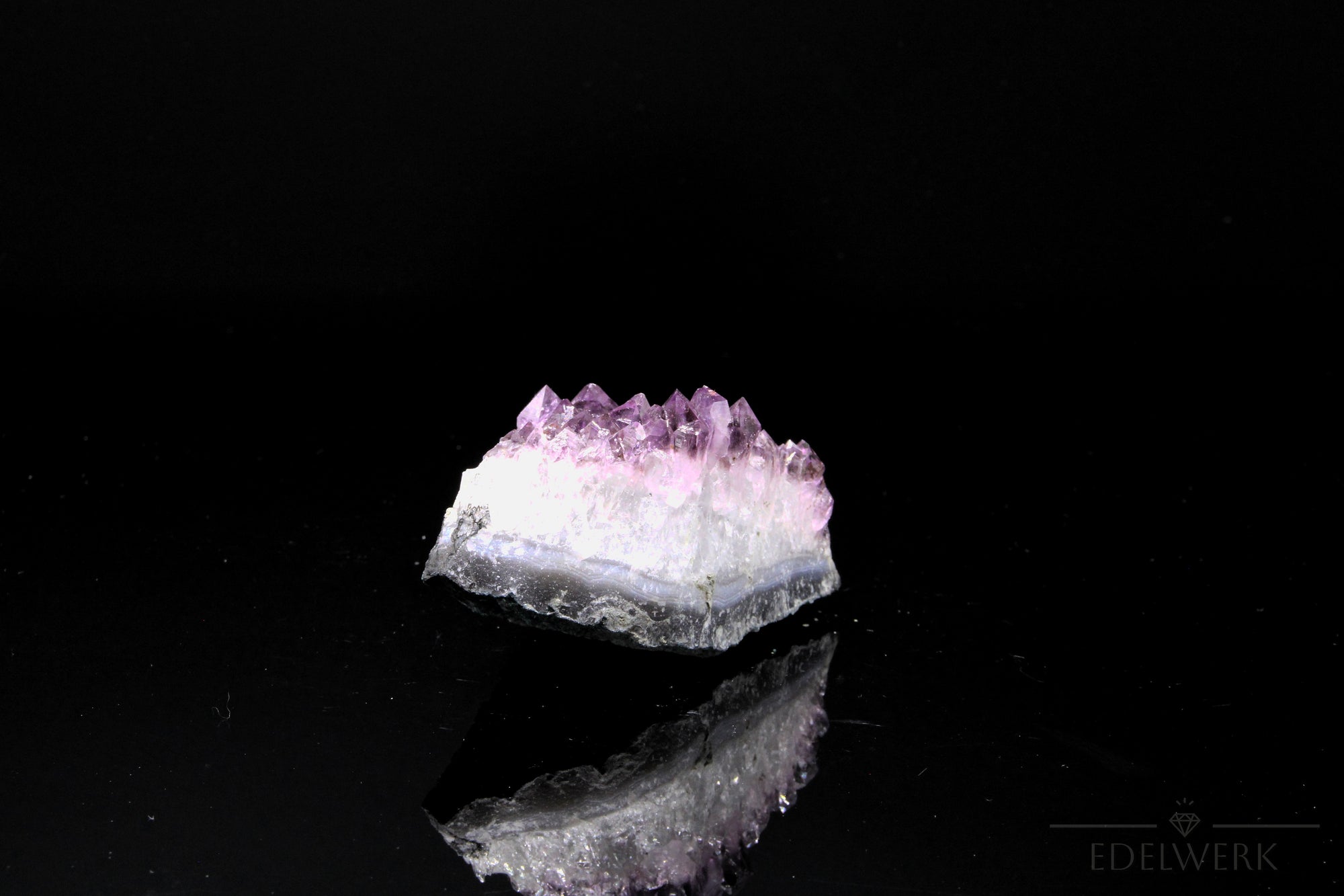 Strahlender Amethyst Kristall, fördert intuitive Klarheit, violette Kristalloberfläche.
