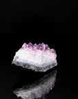 Strahlender Amethyst Kristall, fördert intuitive Klarheit, violette Kristalloberfläche.