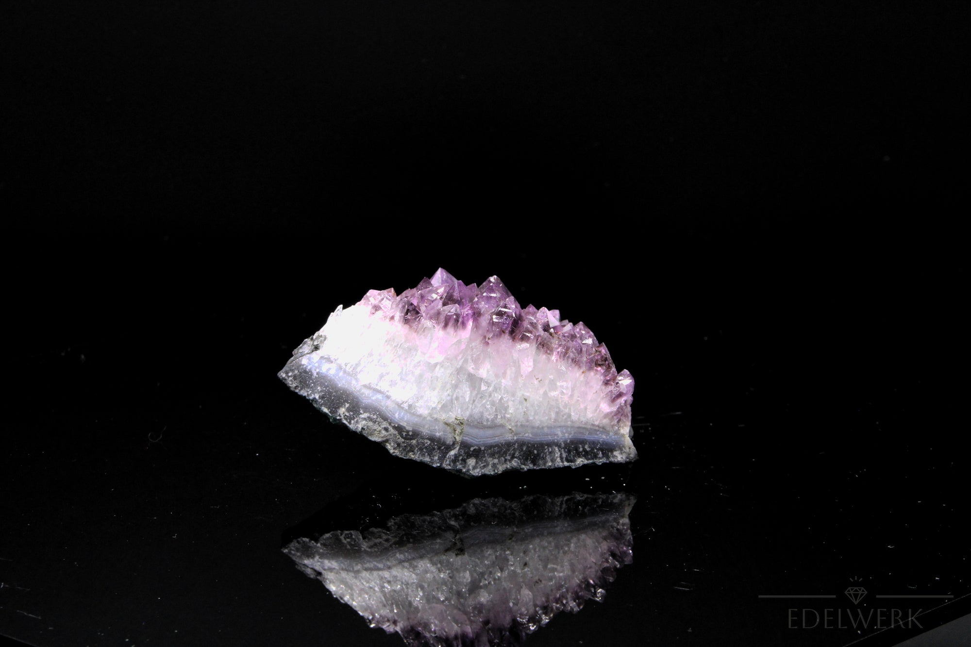 Strahlender Amethyst Kristall, Heilstein für spirituelle Ruhe, violette Struktur.