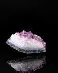 Strahlender Amethyst Kristall, Heilstein für spirituelle Ruhe, violette Struktur.