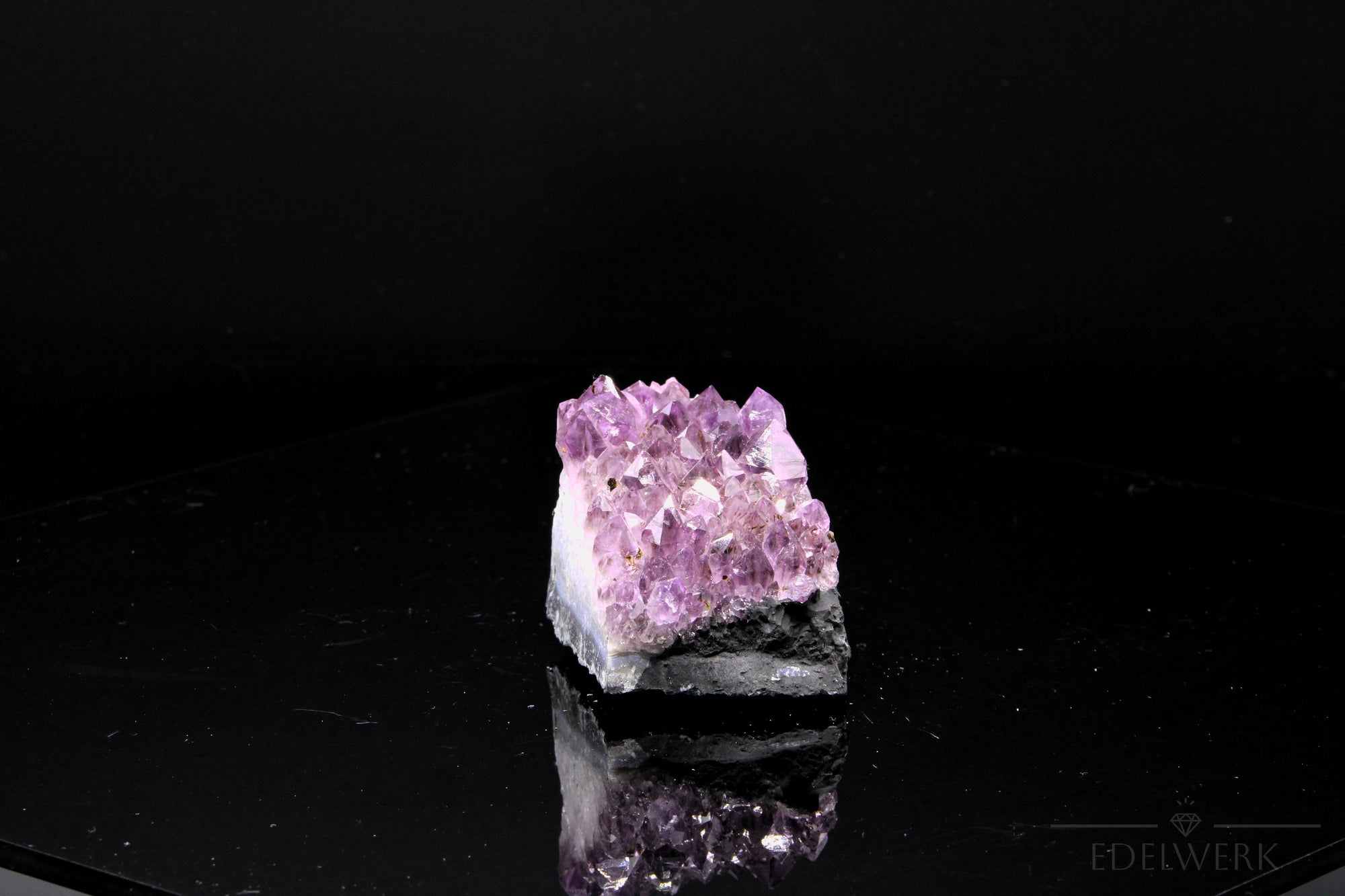 Tiefvioletter Amethyst Kristall, Heilstein für spirituellen Schutz, violette Struktur.