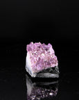 Tiefvioletter Amethyst Kristall, Heilstein für spirituellen Schutz, violette Struktur.