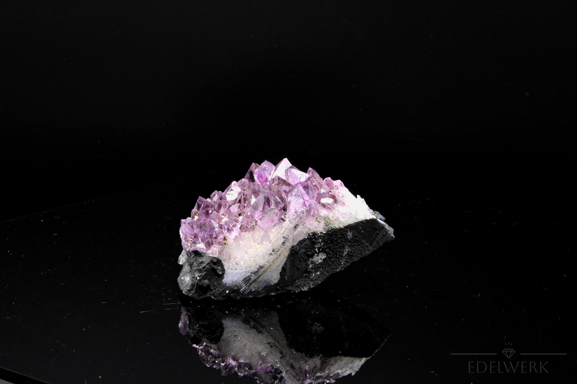 Tiefvioletter Amethyst Kristall, fördert meditative Harmonie, violette Kristalloberfläche.
