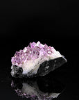 Tiefvioletter Amethyst Kristall, fördert meditative Harmonie, violette Kristalloberfläche.