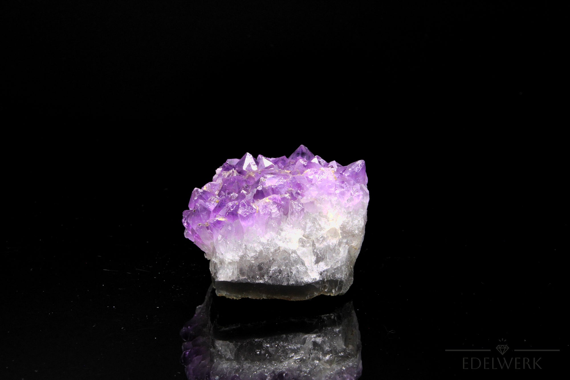 Hochwertiger Amethyst Kristall, fördert intuitive Klarheit, violette glänzende Kristalle.