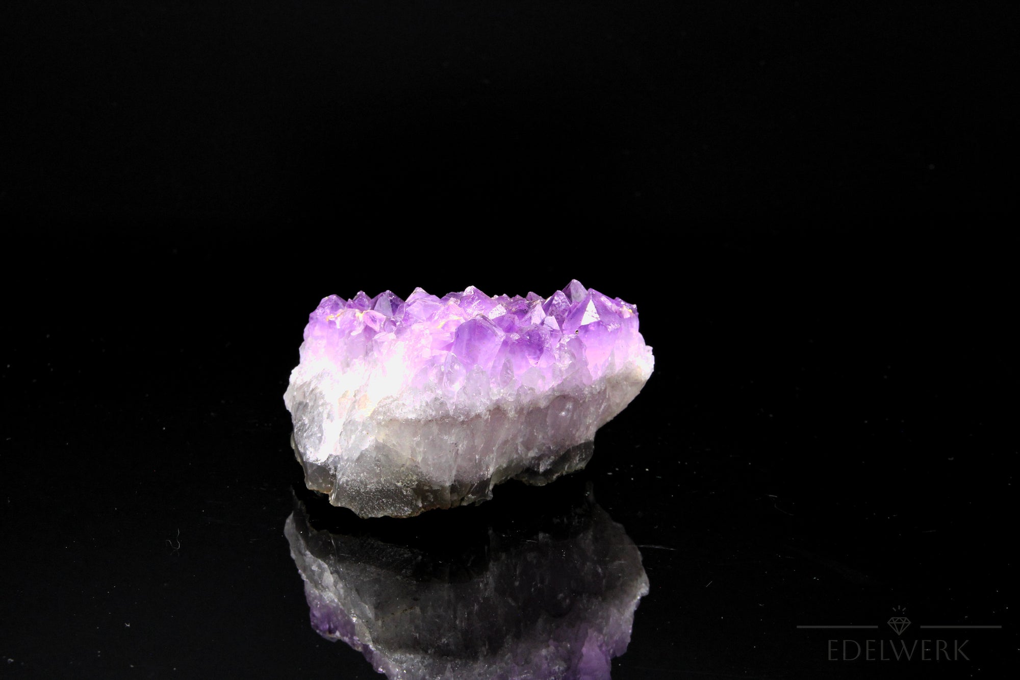 Hochwertiger Amethyst Kristall, fördert spirituelle Harmonie, violette natürliche Form.