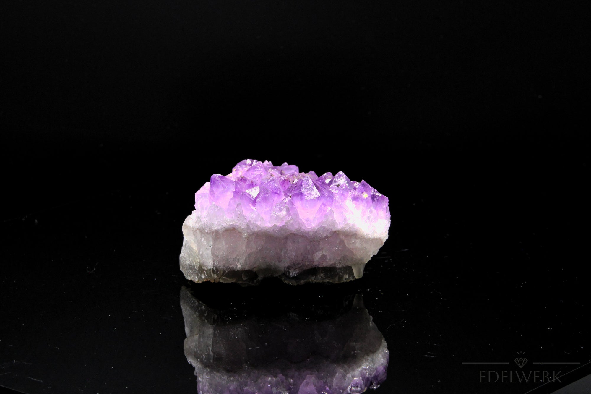 Hochwertiger Amethyst Kristall, Heilstein für meditative Ruhe, violette Kristalloberfläche.