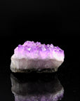 Hochwertiger Amethyst Kristall, Heilstein für meditative Ruhe, violette Kristalloberfläche.