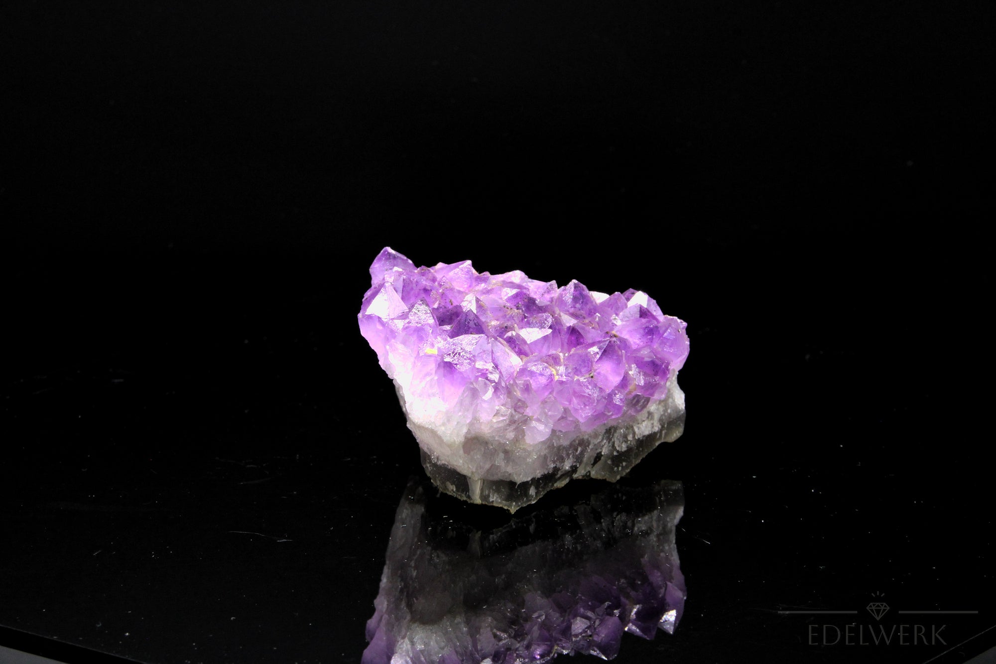 Strahlender Amethyst Kristall, Heilstein für meditative Ausgeglichenheit, violette glänzende Form.