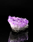 Strahlender Amethyst Kristall, Heilstein für meditative Ausgeglichenheit, violette glänzende Form.