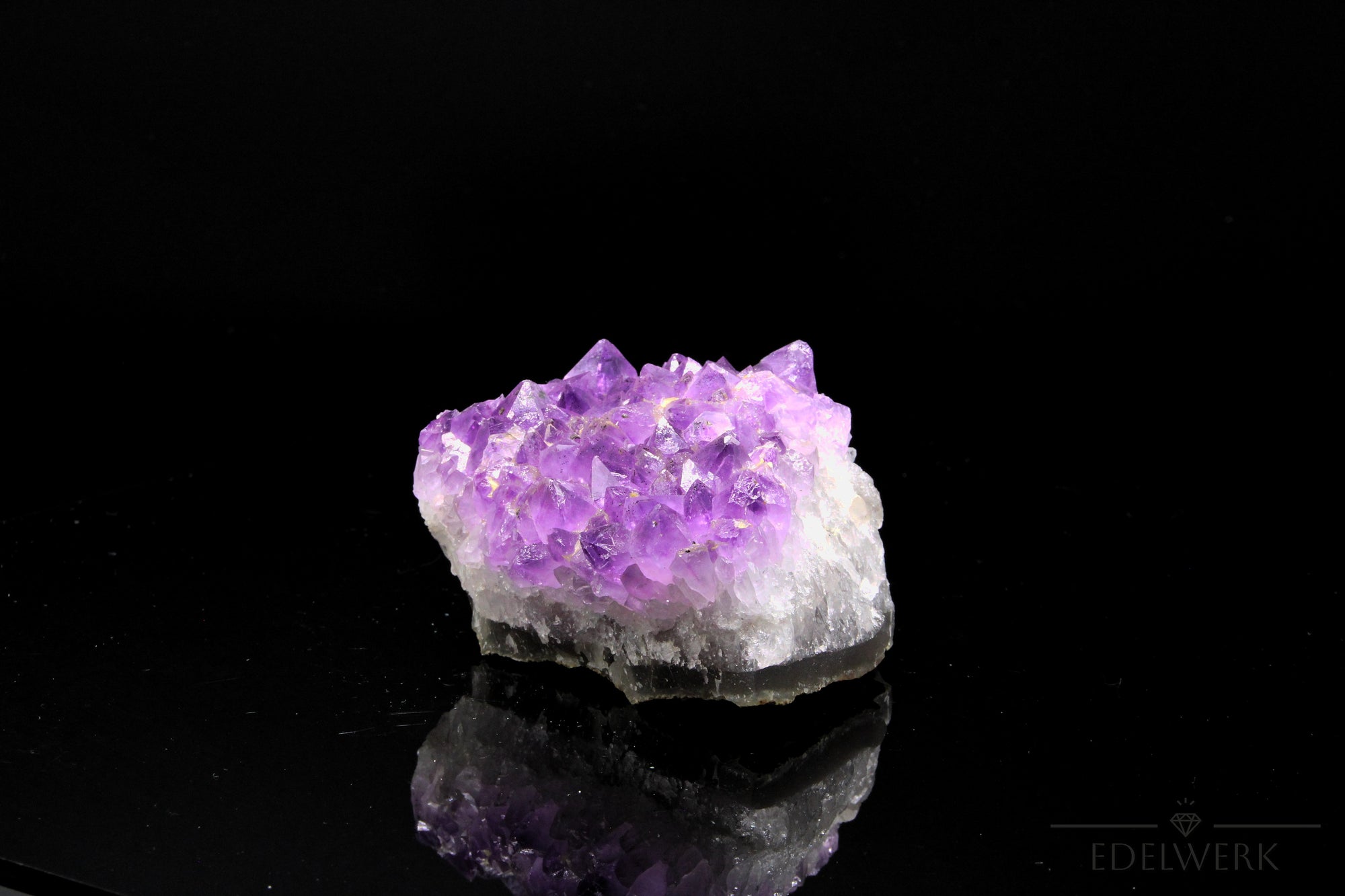 Strahlender Amethyst Kristall, fördert spirituelle Energie, violette Kristallstruktur.