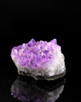 Strahlender Amethyst Kristall, fördert spirituelle Energie, violette Kristallstruktur.