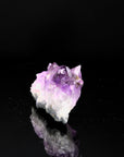 Amethyst Kristall für Balance, fördert klare Meditation, violette Kristalloberfläche.