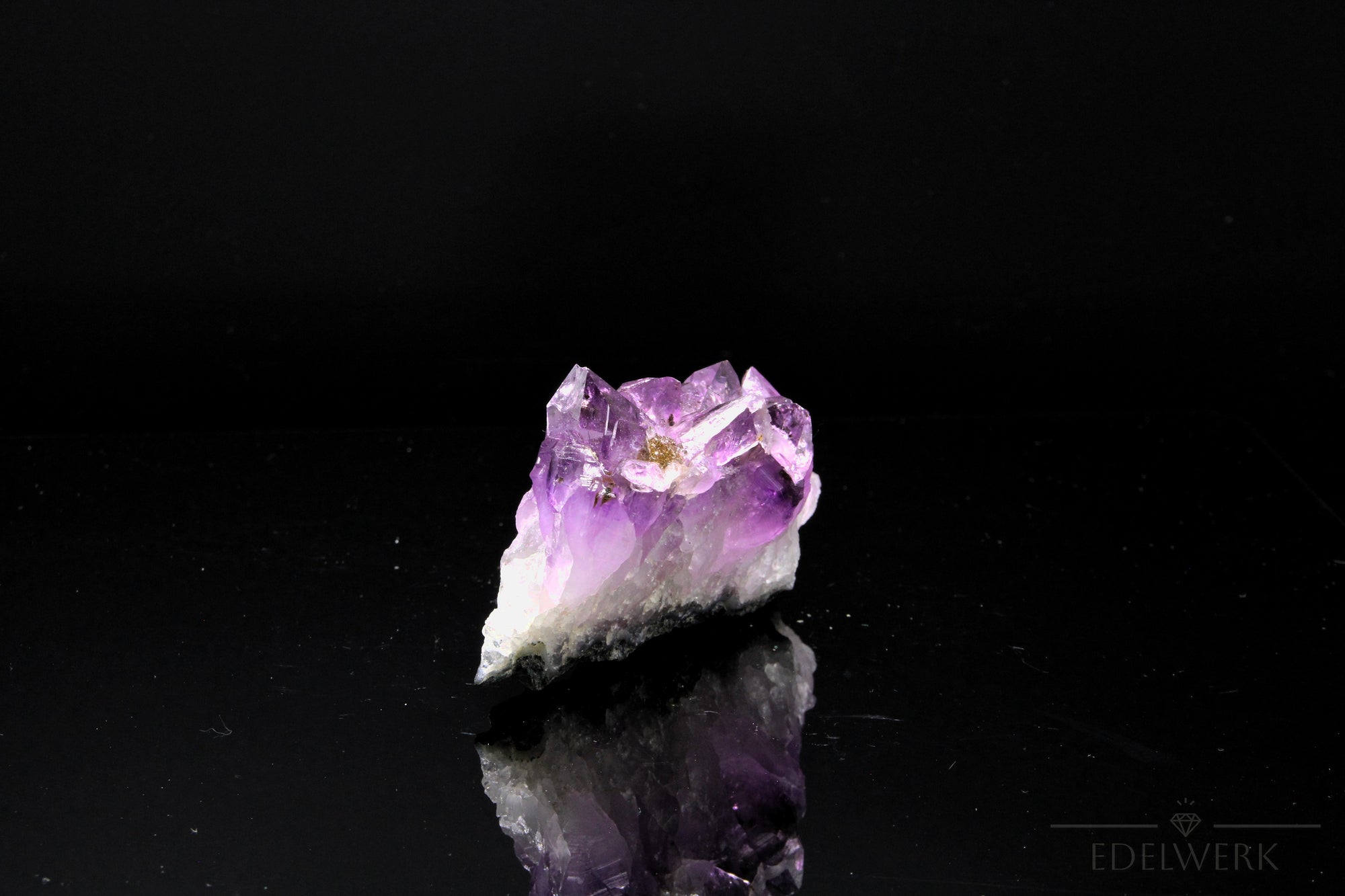 Amethyst Kristall für Balance, Heilstein für energetische Ruhe, violette Form.