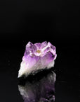 Amethyst Kristall für Balance, Heilstein für energetische Ruhe, violette Form.