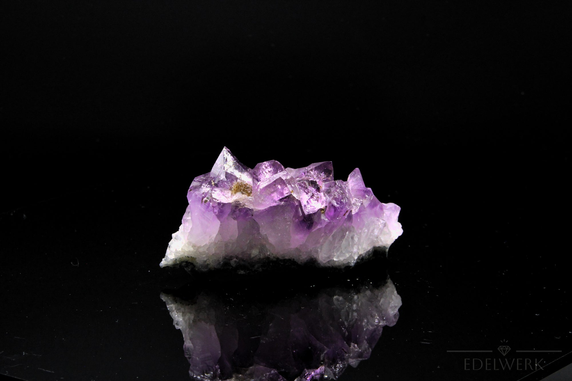 Amethyst Kristall für Balance, fördert spirituelle Energie, violette glänzende Oberfläche.