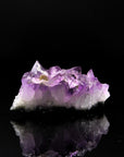 Amethyst Kristall für Balance, fördert spirituelle Energie, violette glänzende Oberfläche.