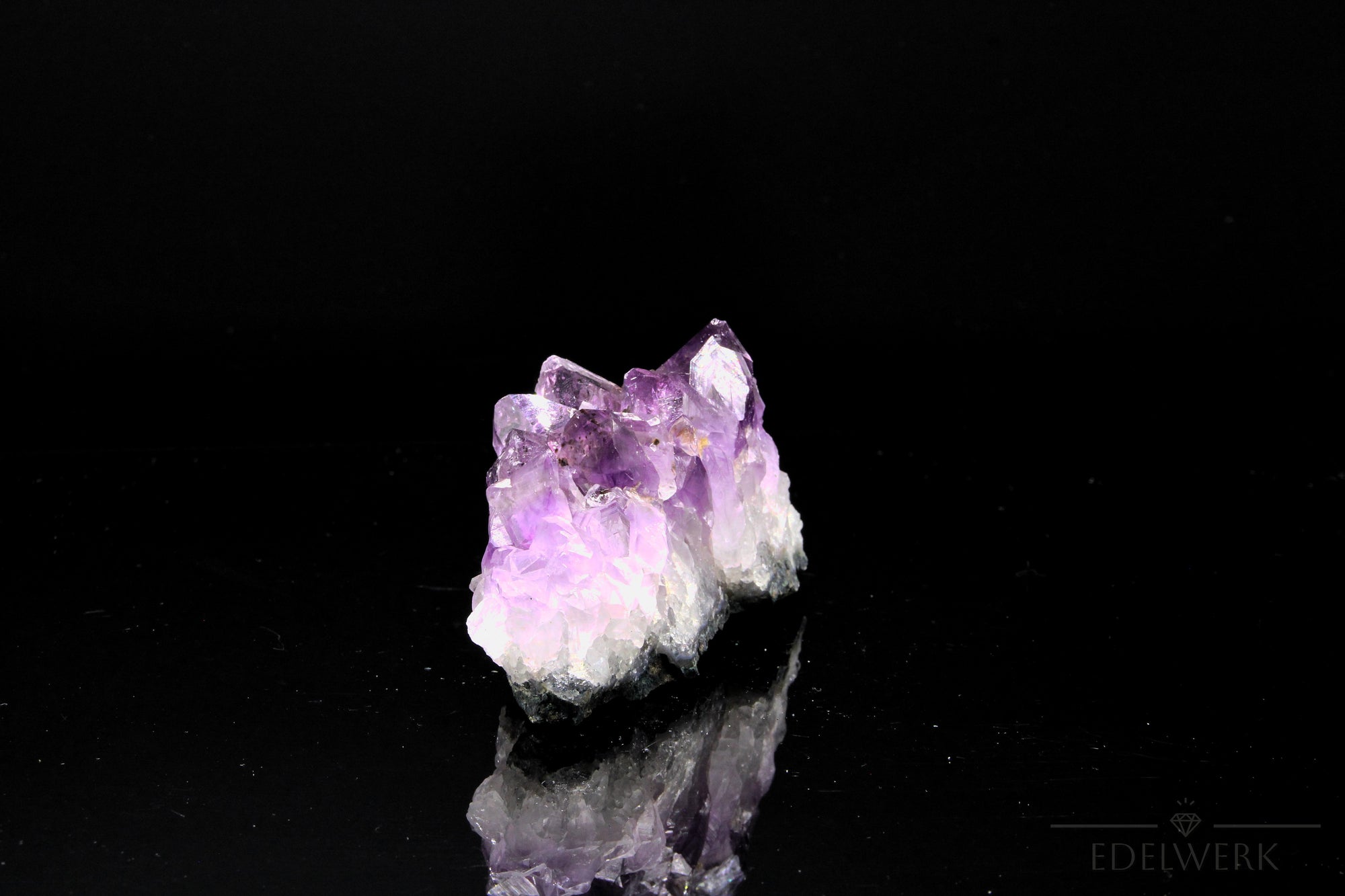Hochwertiger Amethyst Kristall, Heilstein für spirituelle Intuition, violette glänzende Struktur.