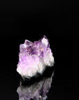 Hochwertiger Amethyst Kristall, Heilstein für spirituelle Intuition, violette glänzende Struktur.