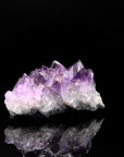 Hochwertiger Amethyst Kristall, fördert meditative Entspannung, klare violette Oberfläche.