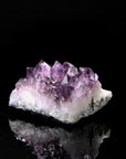 Violetter Amethyst Kristall, fördert meditative Klarheit, violette natürliche Struktur.