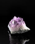 Violetter Amethyst Kristall, Heilstein für intuitive Schutz, violette glänzende Oberfläche.