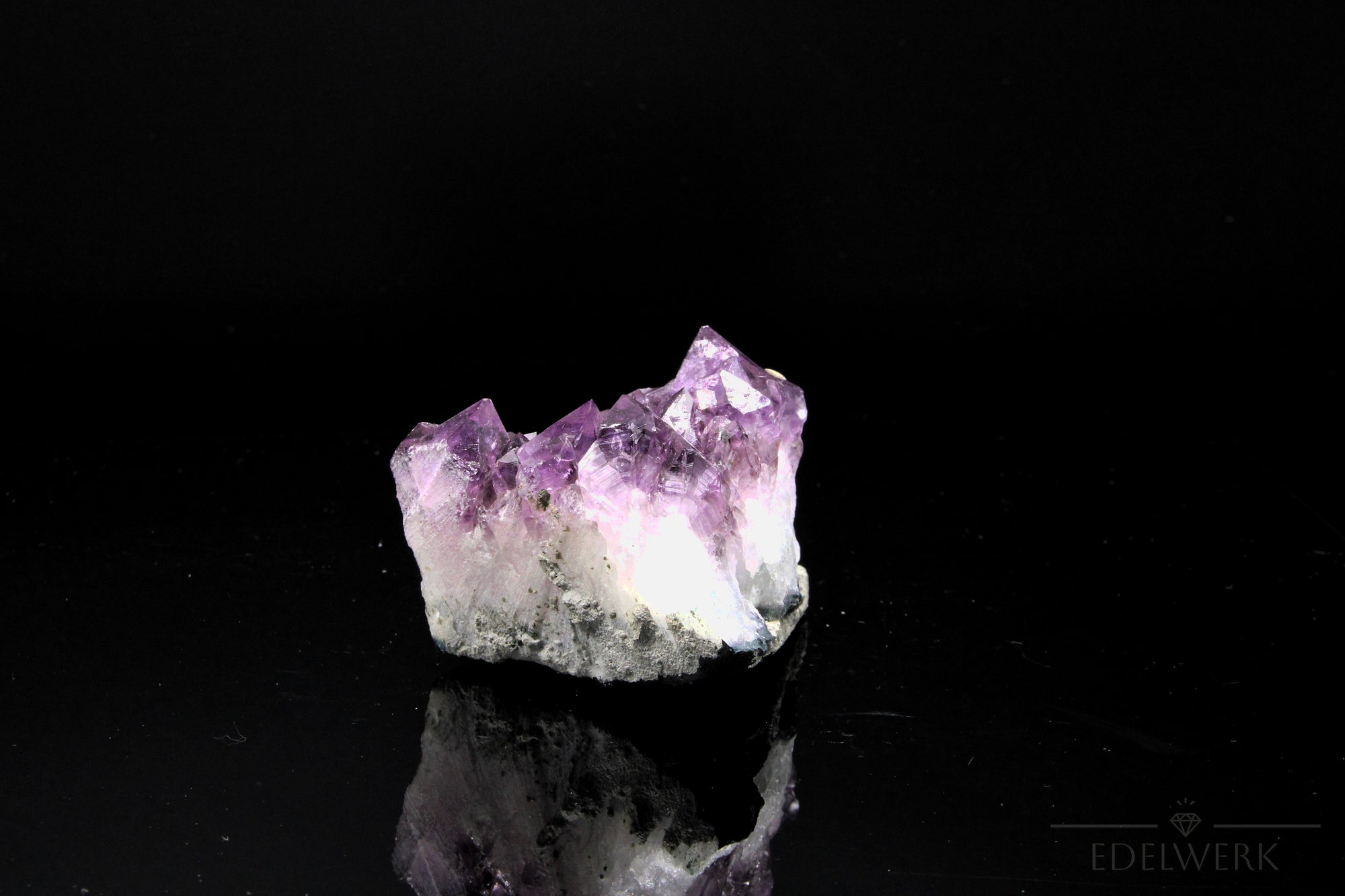 Violetter Amethyst Kristall, fördert spirituelle Harmonie, violette Kristallform.