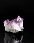 Violetter Amethyst Kristall, fördert spirituelle Harmonie, violette Kristallform.