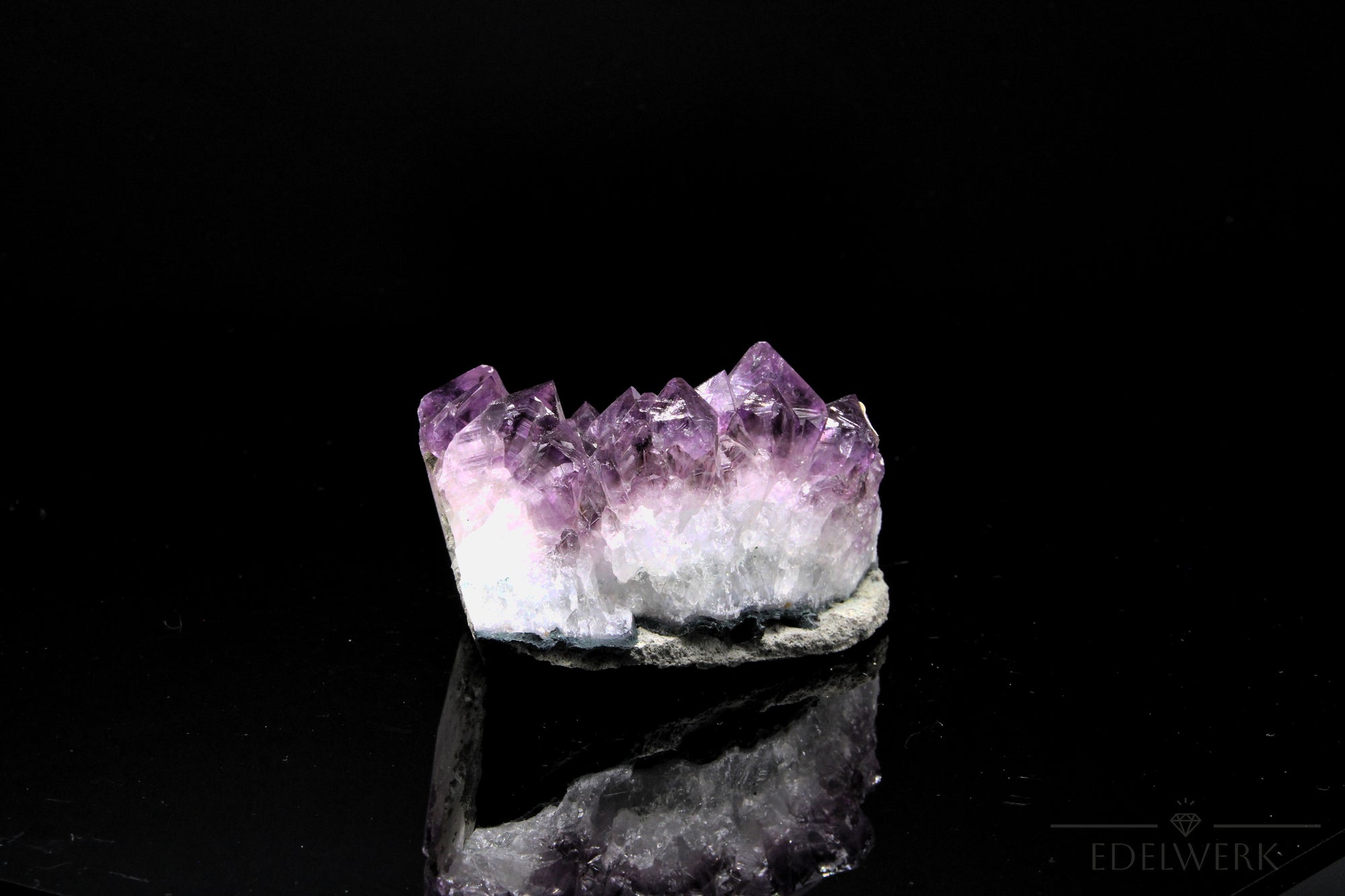 Violetter Amethyst Kristall, Heilstein für energetische Ruhe, violette Struktur.