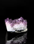 Violetter Amethyst Kristall, Heilstein für energetische Ruhe, violette Struktur.
