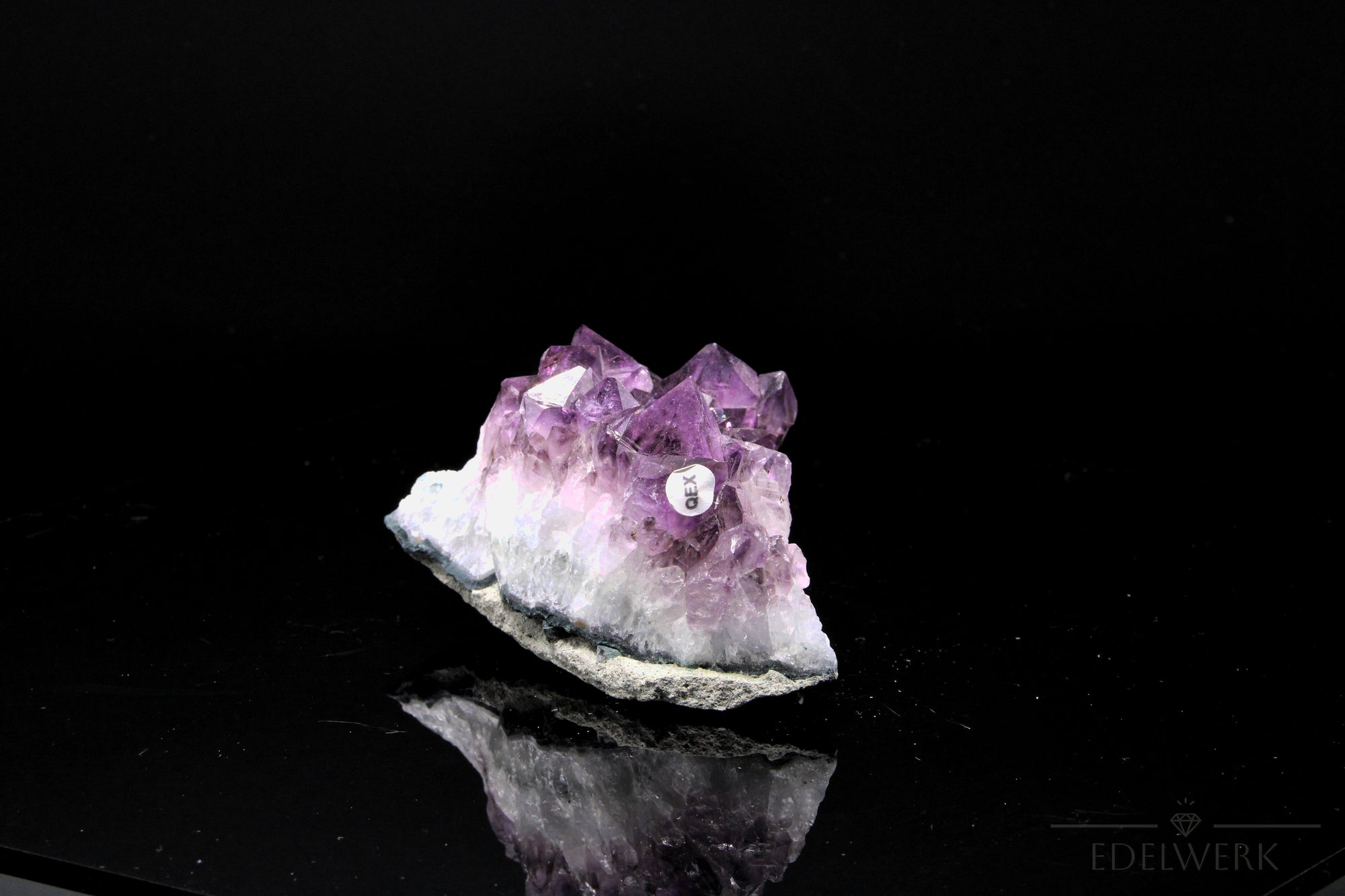 Amethyst Kristall für Balance, fördert spirituelle Ausgeglichenheit, violette Kristallstruktur.