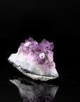 Amethyst Kristall für Balance, fördert spirituelle Ausgeglichenheit, violette Kristallstruktur.