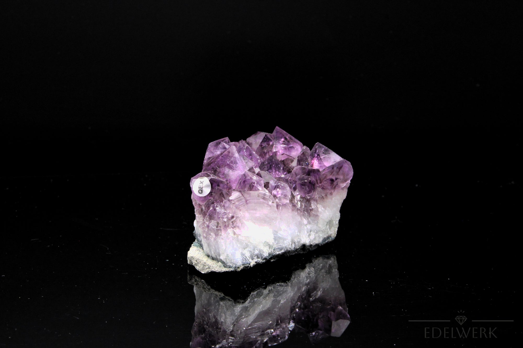 Amethyst Kristall für Balance, Heilstein für meditative Harmonie, violette Oberfläche.